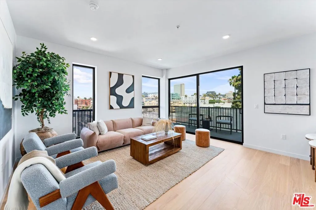 904 S New Hampshire Avenue 510, Los Angeles, California 90006 home-pic-3